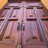 Non ci resta quindi che accedere al suo interno, attraversando il grande portone in legno
